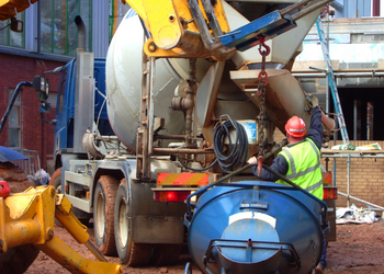 Tandem-steer tri-drive straight trucks for concrete hauling